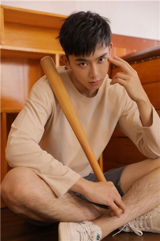 任运杰全新写真曝光，校园运动风尽展青春活力