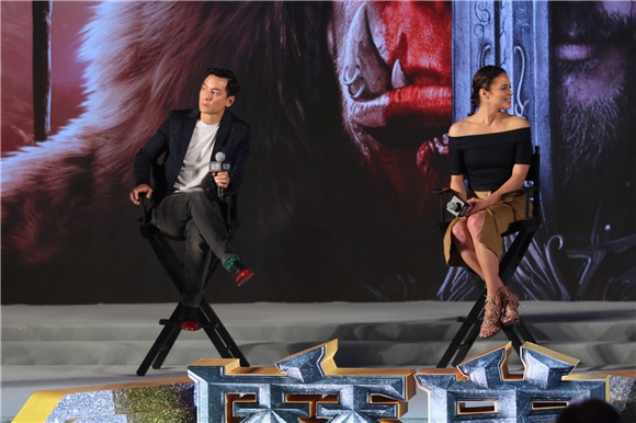 宝拉-帕顿亮相《魔兽:崛起》北京发布会 吴彦祖大放福利与女粉丝贴面自拍