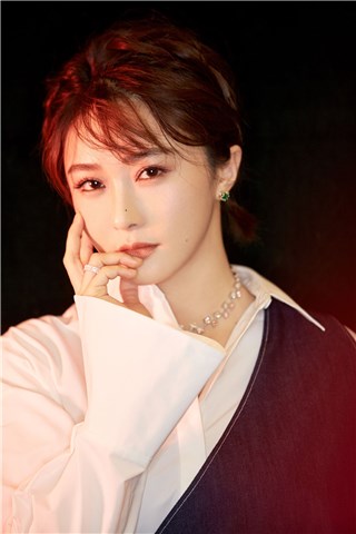 陈冰直播大谈女星医美经  美容达人遭自家萌宠抢镜