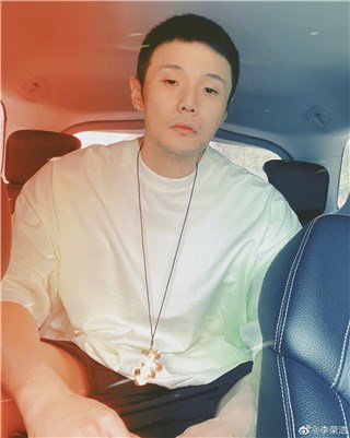 李荣浩晒自拍：手机背景来了！粉丝嫌弃眼太小怒喊退货