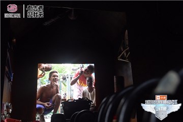 村民围观海底之家