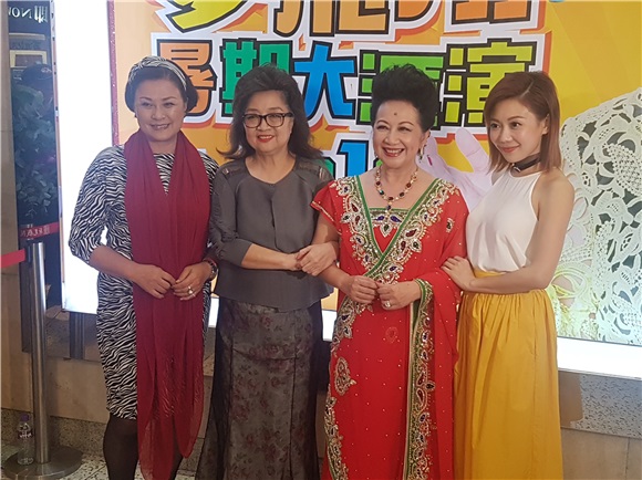薜家燕出席艺术中心暑期大汇演
徐小鳯
现身支持