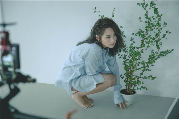 何洁再用歌声温暖人心 《给陌生女孩的歌》引歌迷共鸣