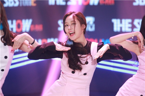 女团gugudan、GFriend出演了SBS音乐节目《THE SHOW》