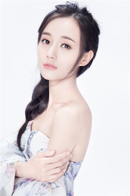 李一桐清新出镜大气淡雅 编发美背一笑倾城