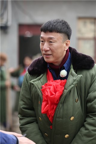 孙红雷和村民请教问题