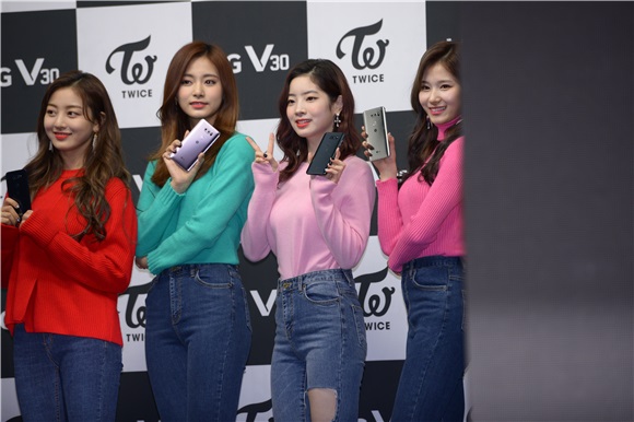 TWICE��ϯijƷ�Ʒ�˿ǩ����