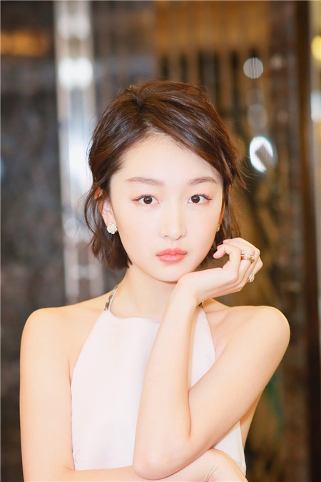 周冬雨仙女裙亮相活动 获「最佳电影角色塑造」