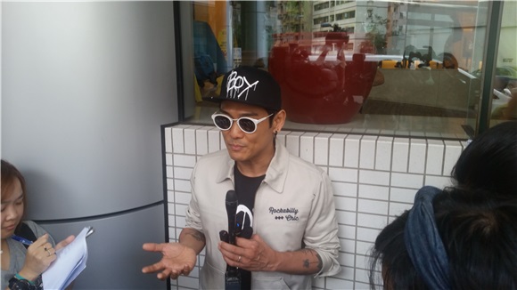 杜德伟、太太李晓冰「产後出院见记者」