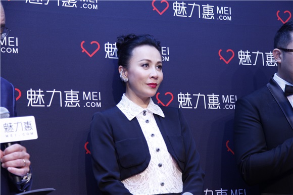 刘嘉玲全黑Look女王气场足 与外籍友人热聊谈笑风生