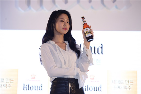 雪炫举办品牌签名会 短裙清凉身材性感