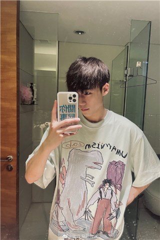 谢兴阳晒素颜对镜自拍 状态满分少年感十足