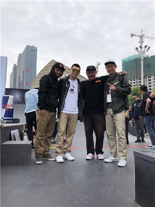 夏雨与老友叙旧