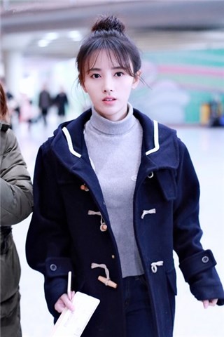 鞠婧祎丸子头亮相清新可爱 满脸倦意粉丝大呼心疼