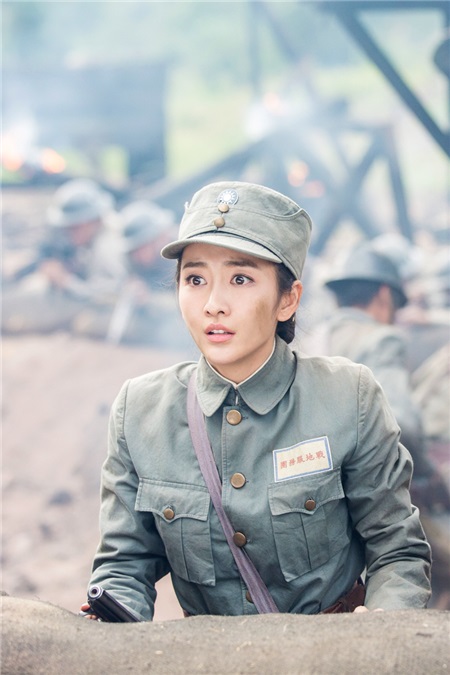 王鸥《锻刀》收视口碑双赢 跑炸点亲上阵被赞敬业