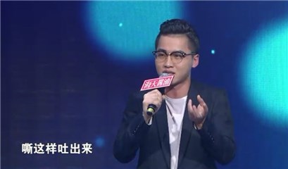 男嘉宾指导女嘉宾唱歌技巧