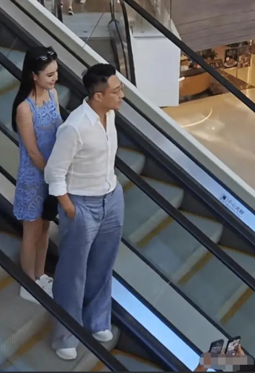 汪小菲携新婚妻子现身青岛新店 Mandy被人挤到尖叫