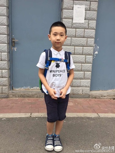 林永健晒大竣开学照 网友:一看就是亲生的!