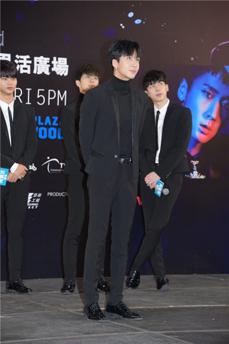 韩国男团VIXX举行演唱会记者会