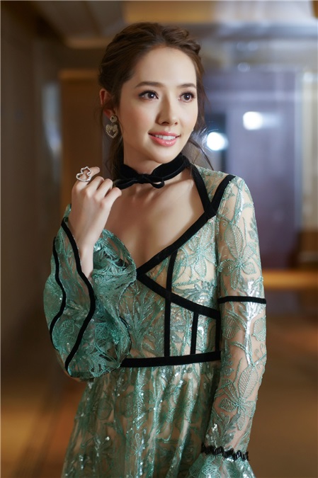 郭碧婷蕾丝长裙优雅压轴 获封「年度最具魅力女艺人」