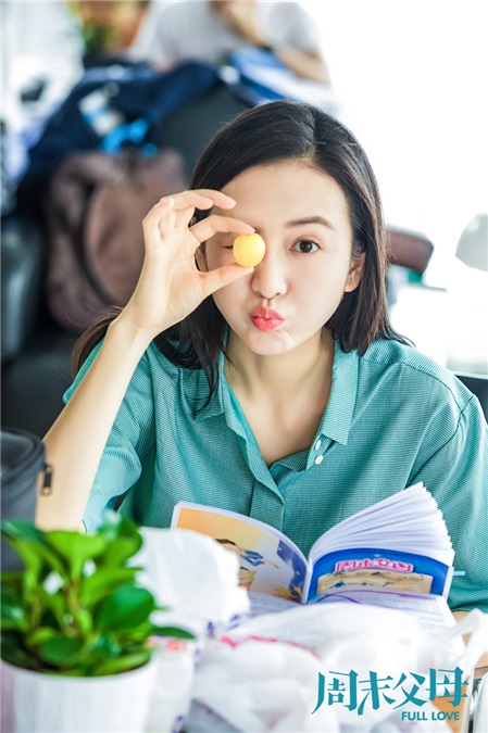 王鸥《周末父母》紧张拍摄 花絮嘟嘴卖萌俏皮眨眼
