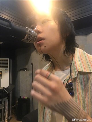 窦靖童零下20度录晚会求扔暖宝宝：我好贴头上