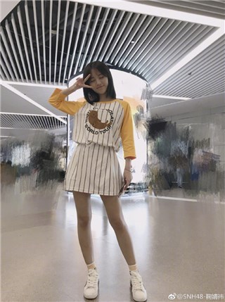 鞠婧禕穿了像睡衣的服装搭机 机智的用鞋带当腰带