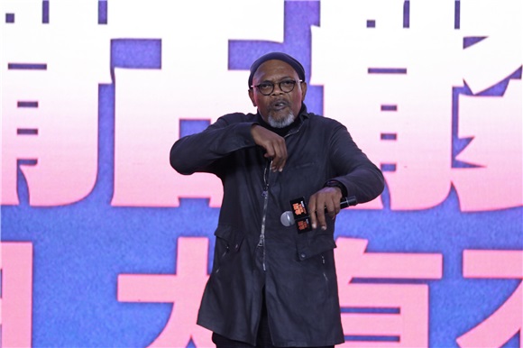 《金刚:骷髅岛》首映发布会 抖森读诗秀表情集体自拍