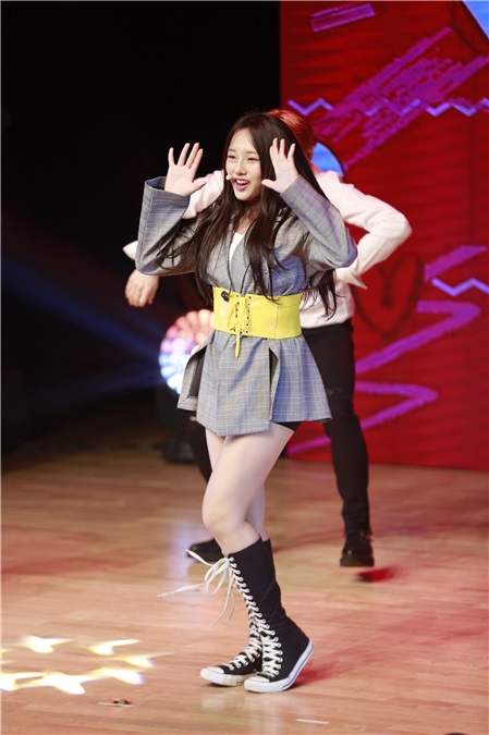Kriesha Tiu办出道showcase 展华丽舞台表现力
