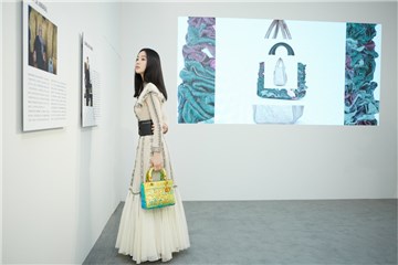 李梦上海出席品牌活动 白纱长裙造型如梦似幻