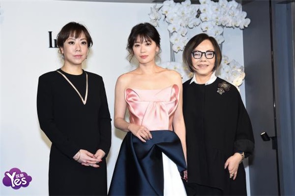 贾静雯出席顶级婚纱品牌新店开幕站台造势