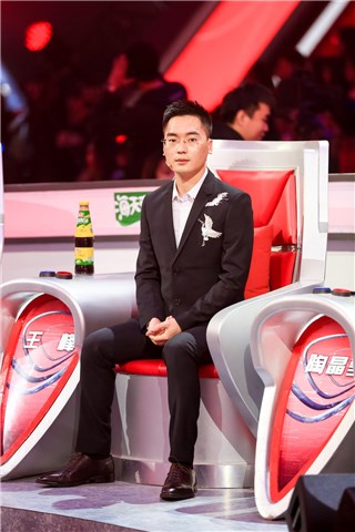 队长王峰在观战