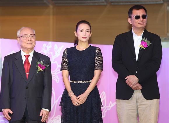 章子怡王家卫助阵上影上市 老友相见亲密搭肩