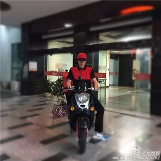 林更新变外卖小哥送外卖 赵丽颖开心晒照：真好吃