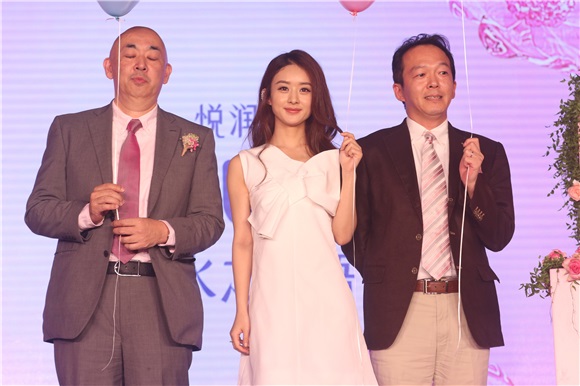 赵丽颖出席护肤品牌活动牵气球亮相小天使 白色蝴蝶结连衣裙清纯动人