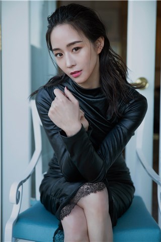 张钧甯皮质长裙诠释极简风 优雅不失率性展双面魅力