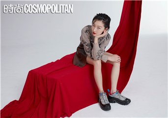 周冬雨三登《时尚COSMO》  湿发红唇超A宝石妆