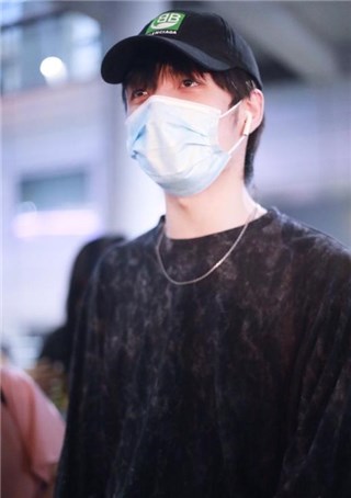 男粉穿奥特曼接机大喊 我爱你  张颜齐直呼太吓人