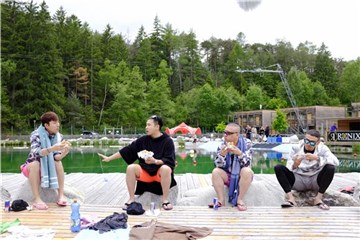 排排坐,吃汉堡.