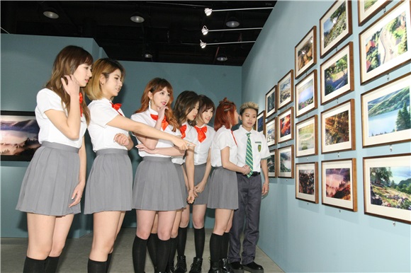蜜蜂少女队举办《看你的名字》作品展