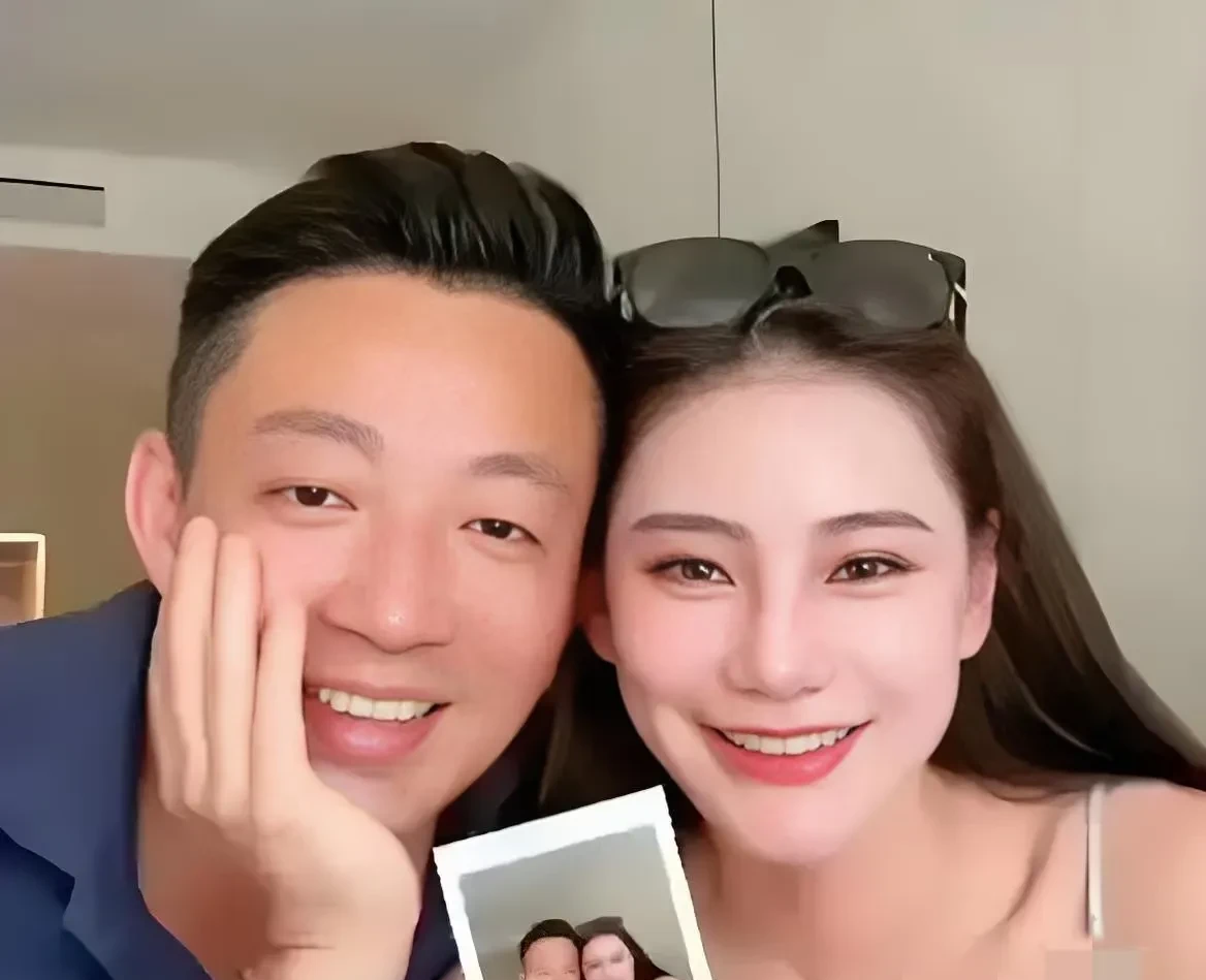 马筱梅被曝疑似怀孕小腹隆起引猜测,全程护腹孕味十足