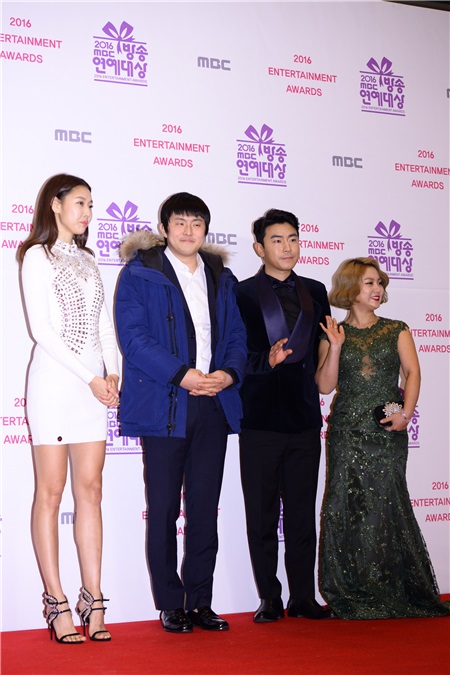 刘在石、HAHA、郑俊河等一同走上「2016 MBC放送演艺大赏」红毯
