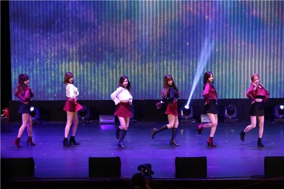 韩国女团APINK开演唱会