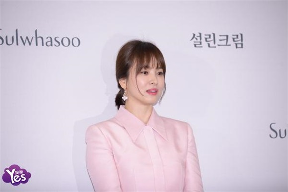 〈Yes 首尔现场〉宋慧乔婚后首个官方行程 粉嫩裙装亮相少女感满满