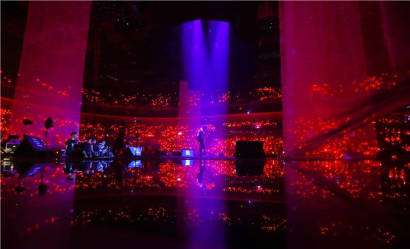 华晨宇演唱会哽咽告白 张信哲从天而降火星「合体」