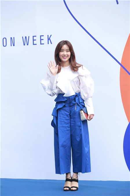 CLARA、文熙景、金允书、崔允英、玄英等出席2017F/W首尔时装周活动