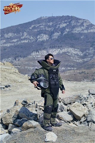 《致敬中国英雄》吴尊穿百斤防爆服 高危拆弹挑战特警训练