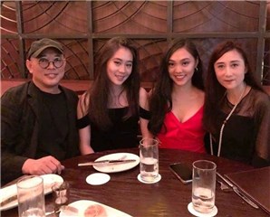 李连杰生日学霸女儿帮庆生   58岁利智罕见正面曝光