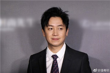 潘粤明晒24年前旧照自侃吃货 网友:超可爱的小小潘