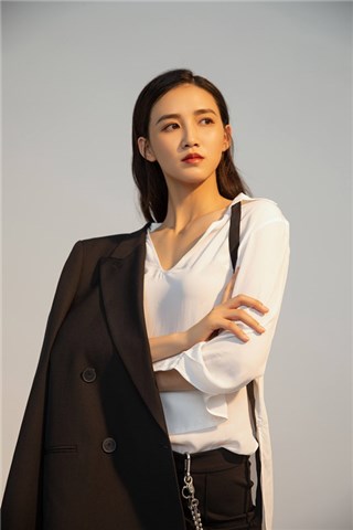 周开开西装大片A气十足   妆容精致利落有型